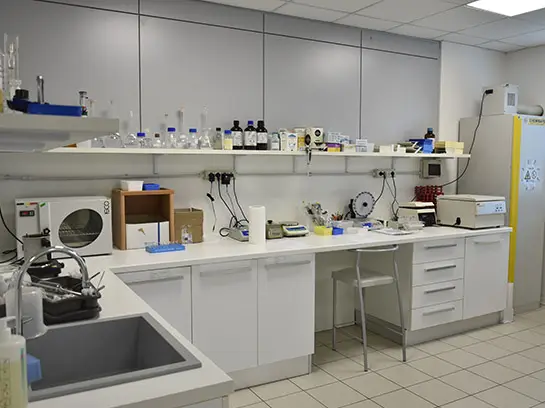 آزمایشگاه مجهز و پیشرفته - صنایع شیمیایی مرجان پیمان